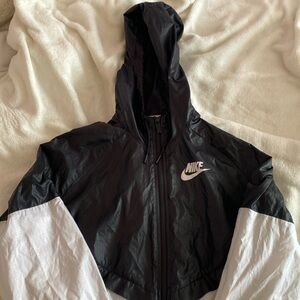 Nike windbreaker in good condition worn a couple of times, zipper works as well